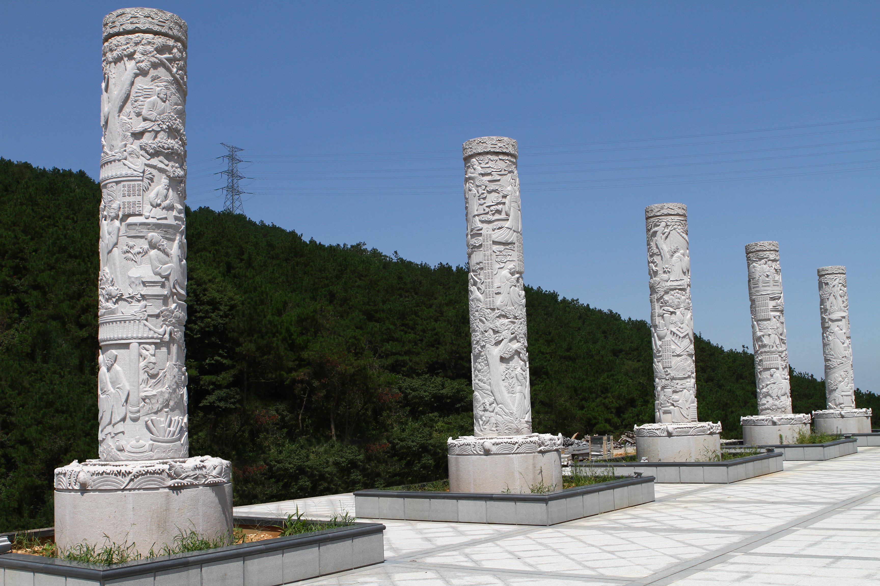 孝德传承的现代诠释：乐清长安功德园《三字经》浮雕柱