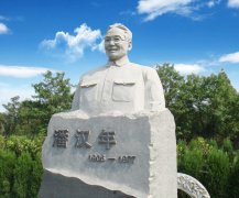 瞻仰潘汉年雕像：追寻英雄足迹