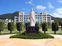 鲁迅雕像：一代文豪的精神印记