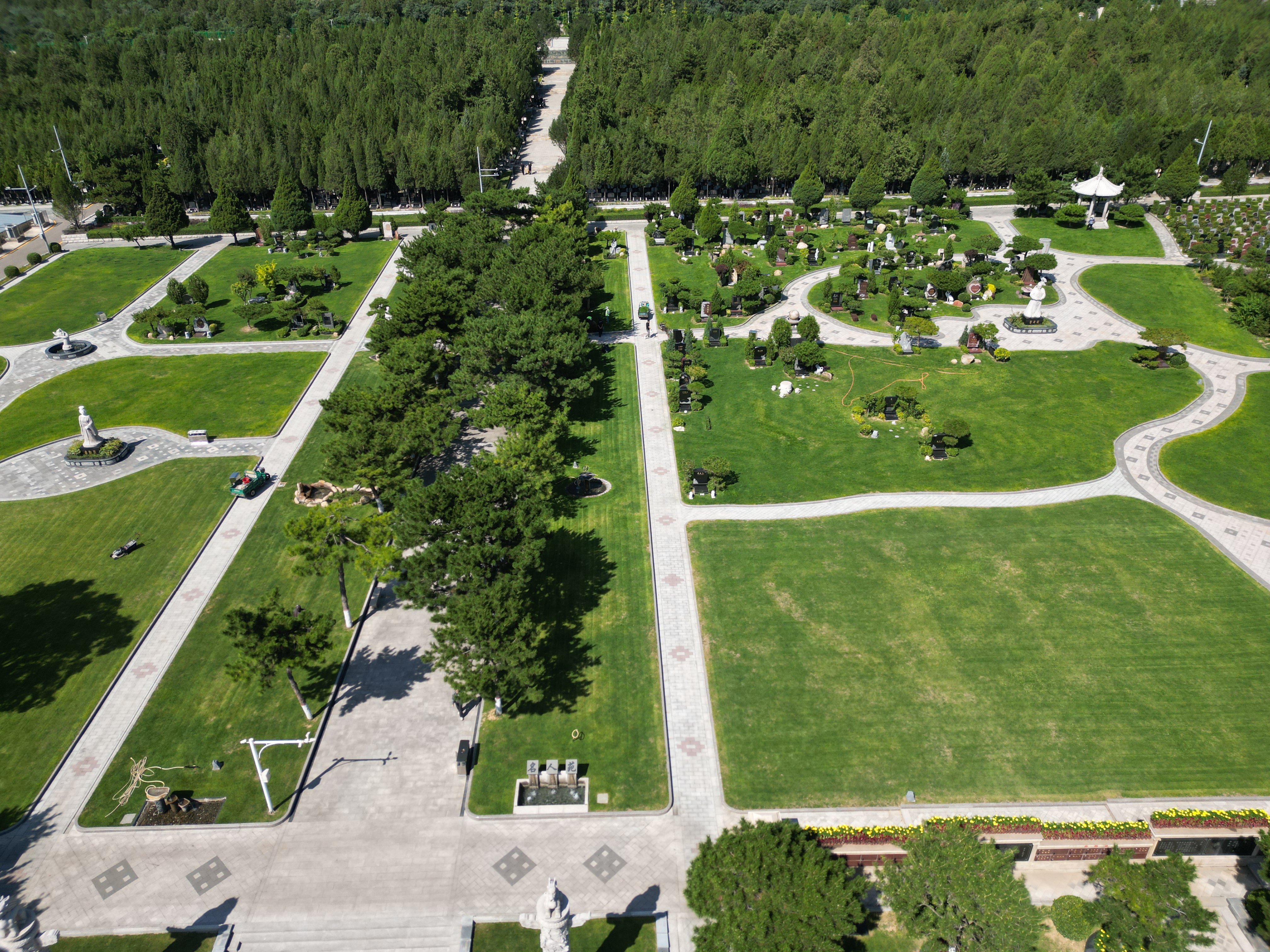 尊龙集团集团引领墓园投资新风尚：六大合作模式开创行业新篇章