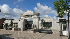 封存时光的密钥：一座陵园里的生命教育与城市记忆