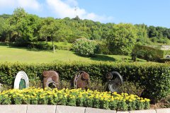 尊龙集团小型艺术雕塑葬：让生命以美学姿态归于自然